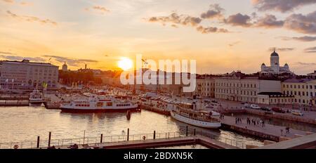 Allas Sea Pool, Market Square und Helsinki Cathedral Church at Sunset, Helsinki finland. Stockfoto