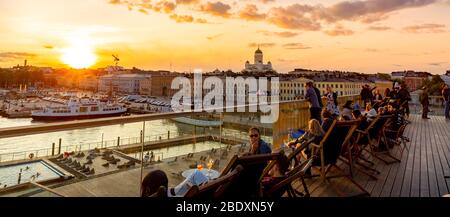 Allas Sea Pool, Marktplatz, Präsidentenpalast und Helsinki Cathedral bei Sonnenuntergang. Finnland Stockfoto