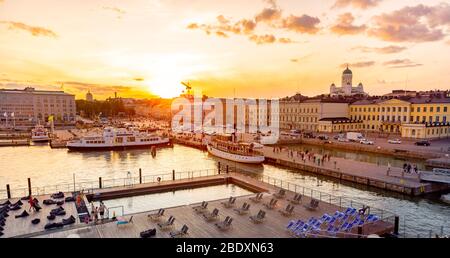 Allas Sea Pool, Marktplatz, Präsidentenpalast und Helsinki Cathedral bei Sonnenuntergang. Finnland Stockfoto