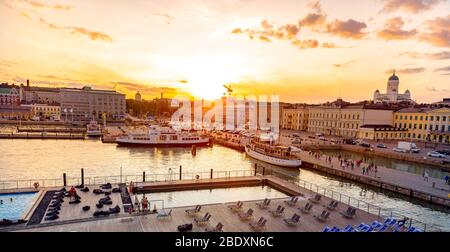 Allas Sea Pool, Marktplatz, Präsidentenpalast und Helsinki Cathedral bei Sonnenuntergang. Finnland Stockfoto