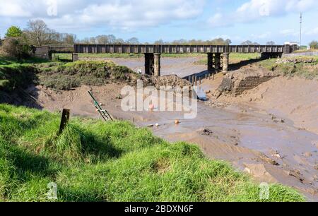 Eisenbahnbrücke auf der Severn Beach Line, die den Fluss Trym überquert, während sie in die Avon at Sea Mills in der Nähe von Bristol UK eindringt Stockfoto