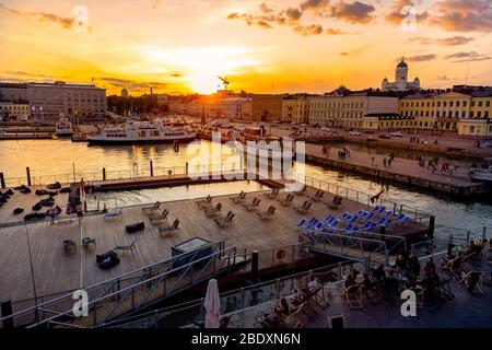 Allas Sea Pool, Marktplatz, Präsidentenpalast und Helsinki Cathedral bei Sonnenuntergang. Finnland Stockfoto