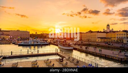 Allas Sea Pool, Marktplatz, Präsidentenpalast und Helsinki Cathedral bei Sonnenuntergang. Finnland Stockfoto