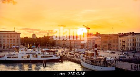 Allas Sea Pool, Marktplatz, Präsidentenpalast und Helsinki Cathedral bei Sonnenuntergang. Finnland Stockfoto