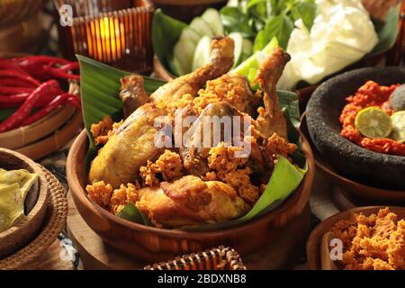 Ayam Penyet. Javanesische zertrümmerte, dann gebratene Hähnchenform mit roter Chilischote. Stockfoto