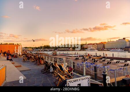 Allas Sea Pool, Marktplatz, Präsidentenpalast und Helsinki Cathedral bei Sonnenuntergang. Finnland Stockfoto