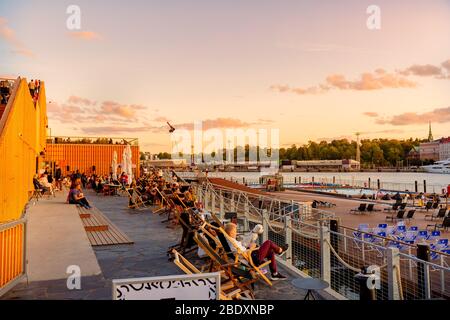 Allas Sea Pool, Marktplatz, Präsidentenpalast und Helsinki Cathedral bei Sonnenuntergang. Finnland Stockfoto