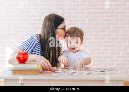 Erziehung für Kinder zu Hause, Erziehung für Kinder mit Eltern, Erziehung für Eltern während der Quarantäne, Erziehung für Kinder während des Urlaubs, Stockfoto