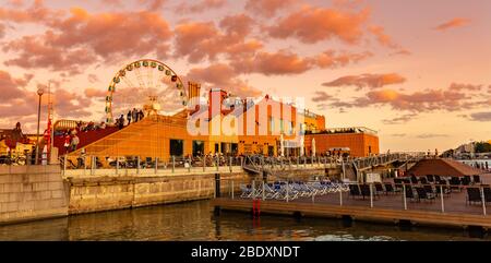 Allas Sea Pool, Market Square und Helsinki Cathedral Church at Sunset, Helsinki finland. Stockfoto