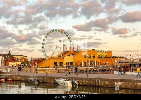 Allas Sea Pool, Marktplatz, Präsidentenpalast und Helsinki Cathedral bei Sonnenuntergang. Finnland Stockfoto