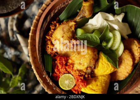 Ayam Penyet. Javanesische zertrümmerte, dann gebratene Hähnchenform mit roter Chilischote. Stockfoto