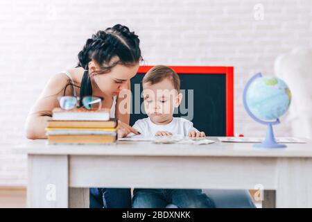 Erziehung für Kinder zu Hause, Erziehung für Kinder mit Eltern, Erziehung für Eltern während der Quarantäne, Erziehung für Kinder während des Urlaubs, Stockfoto