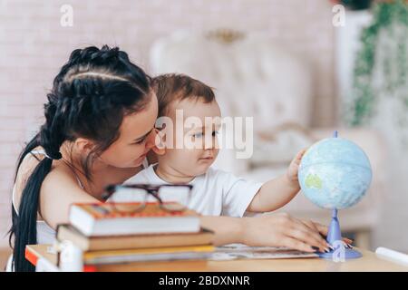 Erziehung für Kinder zu Hause, Erziehung für Kinder mit Eltern, Erziehung für Eltern während der Quarantäne, Erziehung für Kinder während des Urlaubs, Stockfoto