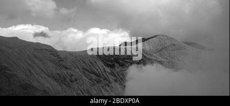 Landschaft des Vulkans Bromo Gurung in Indonesien, Ost-Java, Smog und Nebel am Morgen in den Bergen Stockfoto