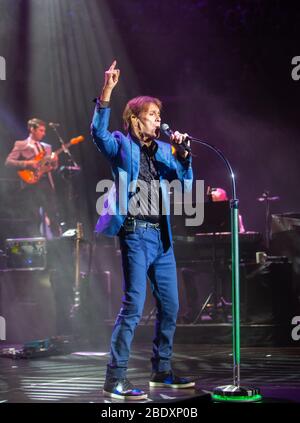 Cliff Richard spielt in der Royal Albert Hall. Er ist der drittmeistverkaufte Künstler in Großbritannien hinter den Beatles und Elvis Presley. Stockfoto