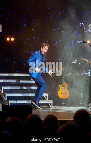 Cliff Richard spielt in der Royal Albert Hall. Er ist der drittmeistverkaufte Künstler in Großbritannien hinter den Beatles und Elvis Presley. Stockfoto