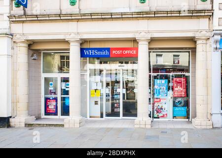 GROSSBRITANNIEN, LANCASTER - 9. APRIL 2020 W H Smiths and Post Office ist einer der führenden Einzelhandelskonzerne Großbritanniens Stockfoto