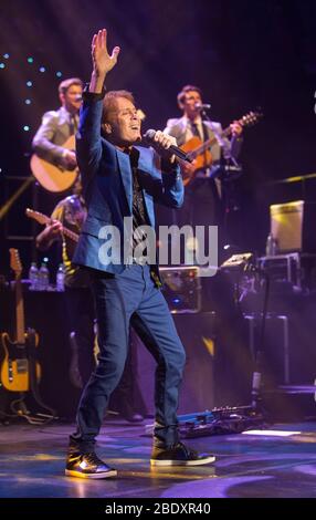 Cliff Richard spielt in der Royal Albert Hall. Er ist der drittmeistverkaufte Künstler in Großbritannien hinter den Beatles und Elvis Presley. Stockfoto