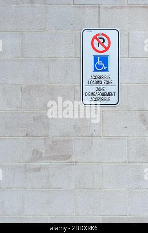 Behindertenparkschild an Betonwand Stockfoto
