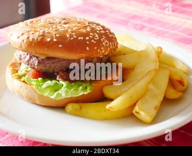 Nahaufnahme eines appetitlichen Tellers mit Hamburger und pommes Frites Stockfoto