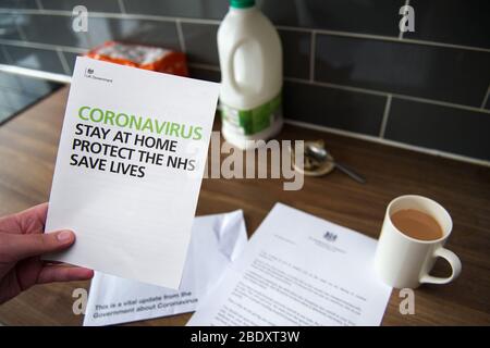 Glasgow, Großbritannien. April 2019. Im Bild: Brief des britischen Premierministers Boris Johnson an alle britischen Haushalte, die eine Regierung Informationsbrotlet "CORONAVIRUS. BLEIBEN SIE ZU HAUSE. SCHÜTZEN SIE DAS NHS. LEBEN RETTEN.“ Der Brief beginnt mit: „Ich schreibe Ihnen, um Sie über die Schritte zu informieren, die wir zur Bekämpfung des Coronavirus Unternehmen.“ „in nur wenigen Wochen hat sich der Alltag in diesem Land dramatisch verändert. Wir alle spüren die tiefgreifende Wirkung des Coronavirus nicht nur auf uns selbst, sondern auch auf unsere Angehörigen und unsere Gemeinschaften.“ Quelle: Colin Fisher/Alamy Live News Stockfoto