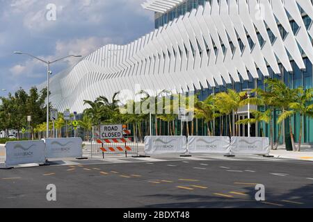 Miami Beach, Florida, USA. April 2020. Das Miami Beach Convention Center, das all sein Geschäft inmitten von Ereignisausfällen während der Coronavirus-Pandemie austrocknen sah, wird von einem Bundesunternehmen nachgerüstet werden, um Patienten zu beherbergen, wenn die Krankenhäuser in der Gegend von COVID-19 Fällen am 10. April 2020 in Miami Beach, Florida überfordert werden Menschen: Miami Beach Convention Center Hospital Credit: Storms Media Group/Alamy Live News Stockfoto