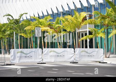 Miami Beach, Florida, USA. April 2020. Das Miami Beach Convention Center, das all sein Geschäft inmitten von Ereignisausfällen während der Coronavirus-Pandemie austrocknen sah, wird von einem Bundesunternehmen nachgerüstet werden, um Patienten zu beherbergen, wenn die Krankenhäuser in der Gegend von COVID-19 Fällen am 10. April 2020 in Miami Beach, Florida überfordert werden Menschen: Miami Beach Convention Center Hospital Credit: Storms Media Group/Alamy Live News Stockfoto