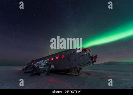 Nordlichter über Flugzeugwracks in Island Stockfoto