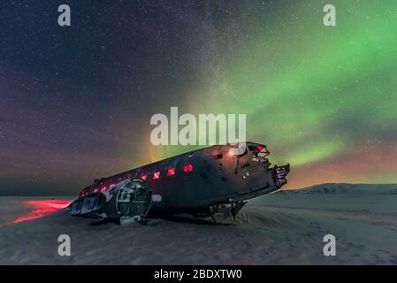 Nordlichter über Flugzeugwracks in Island Stockfoto