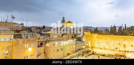 Der Tempelberg - Westmauer und der goldene Dom der Felsmoschee in der Altstadt von Jerusalem, Israel Stockfoto