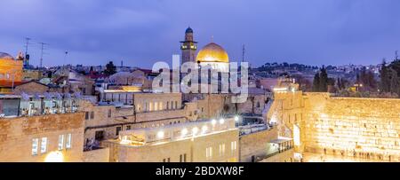 Der Tempelberg - Westmauer und der goldene Dom der Felsmoschee in der Altstadt von Jerusalem, Israel Stockfoto