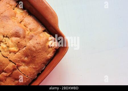 Frisch gebackener traditioneller Charlotte Apfelpudding in Backform. Leichter Kuchen auf weißem Holzhintergrund Frühstück. Draufsicht. Kopierbereich Stockfoto