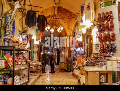 Markt in Jerusalem Altstadt, Israel. Markt in der engen Straße in Jerusalem Stockfoto