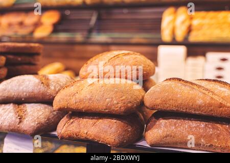 Moderne Bäckerei mit verschiedenen Arten von Brot, Kuchen und Brötchen Stockfoto