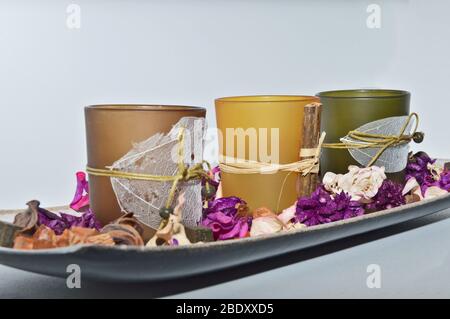 Nahaufnahme von Innenarchitektur-Idee, Aromatherapie Kerzen und Potpourri getrockneten Blättern auf weißem Hintergrund, Herbstfarben wie Orange und pur Stockfoto