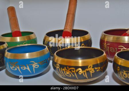 Nahaufnahme von tibetischen Klangschalen, musikalische Vibrationsschale für Massage und Therapie und verschiedene religiöse und spirituelle Zeremonien, dekorativ Stockfoto