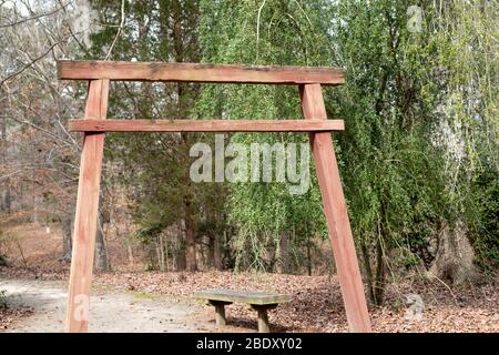 Newport News, VA/USA-März 4,2020: Die hölzerne Pagode im japanischen Friedensgarten im Newport News Park, einem öffentlichen Park in Virginia. Stockfoto