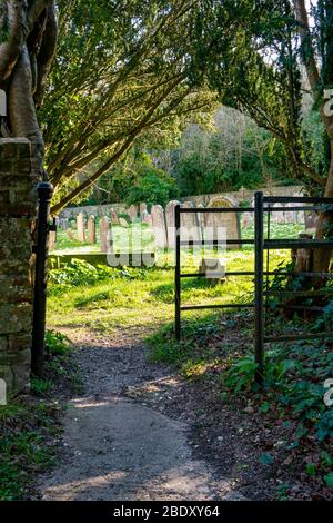 Ein Tor, das vom Monarch's Way Long Distance Path zum Friedhof der Findon-Kirche führt - Findon im South Downs National Park, West Sussex, England, Großbritannien. Stockfoto