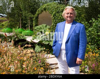 David Emanuel, walisischer Modedesigner, der am besten für die Gestaltung des Hochzeitskleides bekannt ist, das Diana, Prinzessin von Wales, 1981 in Hampton Court getragen hat. Stockfoto