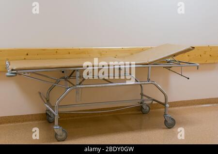 Gurney Bett oder Radtrage für den Transport bettlägeriger Patienten im Krankenhausflur Stockfoto