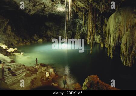 Cenote von Dzitnup in der Nähe von Valladolid, Yucatan Halbinsel, Mexiko. Stockfoto