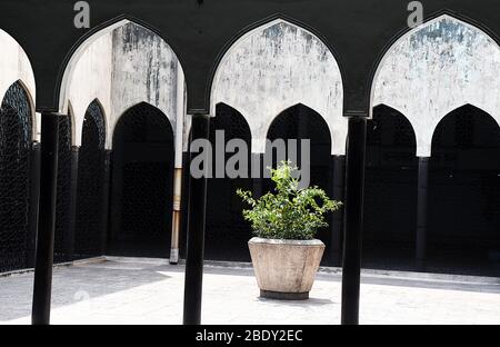 Dhaka, 10. April 2020. Blick auf eine leere Baitul Mukarram National Moschee während der Sperrung inmitten des Coronavirus Ausbruch in Dhaka. Stockfoto