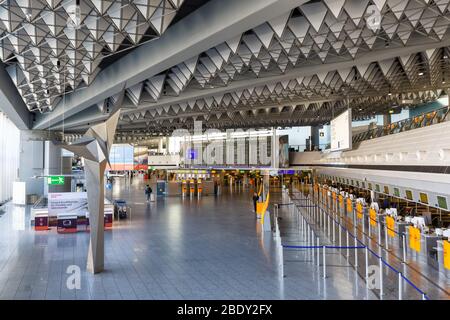 Frankfurt, Deutschland – 7. April 2020: Leeres Terminal 1 während des Coronavirus Corona Virus COVID-19 am Frankfurter Flughafen (FRA). Stockfoto