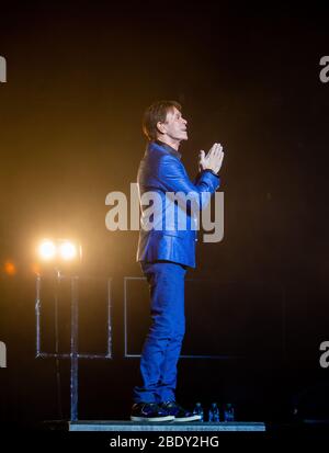 Cliff Richard spielt in der Royal Albert Hall. Er ist der drittmeistverkaufte Künstler in Großbritannien hinter den Beatles und Elvis Presley. Stockfoto