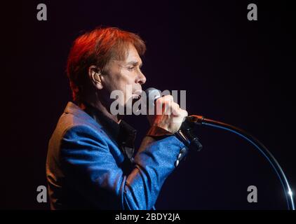 Cliff Richard spielt in der Royal Albert Hall. Er ist der drittmeistverkaufte Künstler in Großbritannien hinter den Beatles und Elvis Presley. Stockfoto