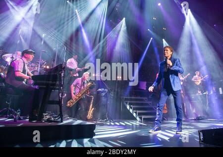 Cliff Richard spielt in der Royal Albert Hall. Er ist der drittmeistverkaufte Künstler in Großbritannien hinter den Beatles und Elvis Presley. Stockfoto