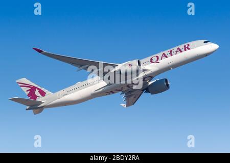 Frankfurt, Deutschland – 7. April 2020: Qatar Airways Airbus A350-900 Flugzeug am Flughafen Frankfurt (FRA) in Deutschland. Airbus ist eine europäische Flugzeugmanufazrat Stockfoto