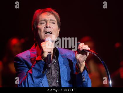 Cliff Richard spielt in der Royal Albert Hall. Er ist der drittmeistverkaufte Künstler in Großbritannien hinter den Beatles und Elvis Presley. Stockfoto