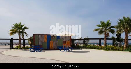 DUBAI, VAE: La Mer in Dubai, UAE, als am 2. August 2016 gesehen. Es ist eine neue Strandpromenade mit Geschäften und Restaurants. Jumeirah. - Bild Stockfoto