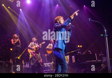 Cliff Richard spielt in der Royal Albert Hall. Er ist der drittmeistverkaufte Künstler in Großbritannien hinter den Beatles und Elvis Presley. Stockfoto